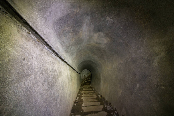 corredor largo dentro del búnker
 - Foto, imagen