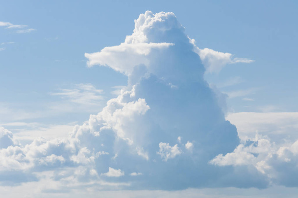 Enorme nube en el cielo se transforma en formas interesantes
 - Foto, Imagen
