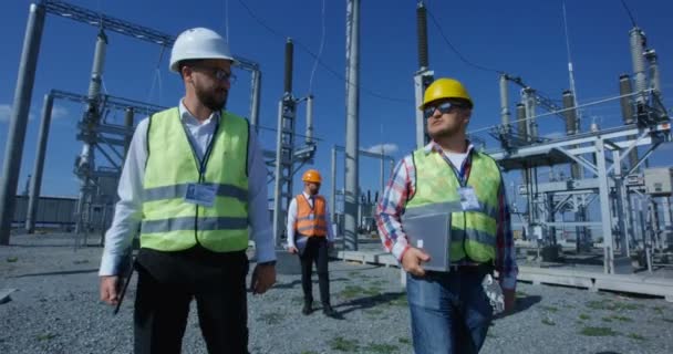Elektromos munkavállalók séta kívül - Felvétel, videó