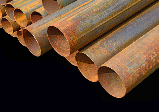 Potrubí jsou z oceli v průmyslové krajině - Fotografie, Obrázek