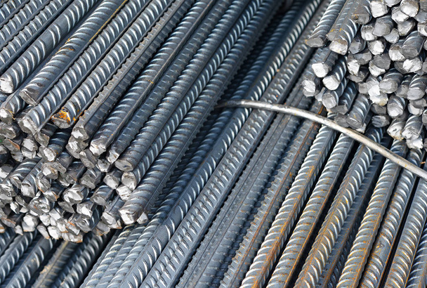 Versterking van staal in een industrieel landschap - Foto, afbeelding