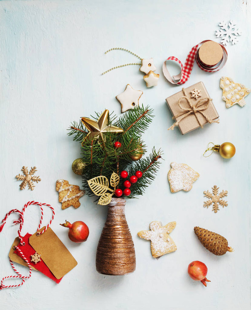 Fondo de vacaciones de Navidad. Caja de regalo con galletas, ramas de abeto, conos de pino. Navidad y feliz año nuevo tarjeta, plano laico, vista superior
 - Foto, Imagen