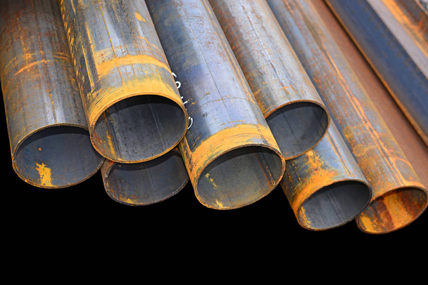 Las tuberías son de acero en un paisaje industrial
 - Foto, Imagen