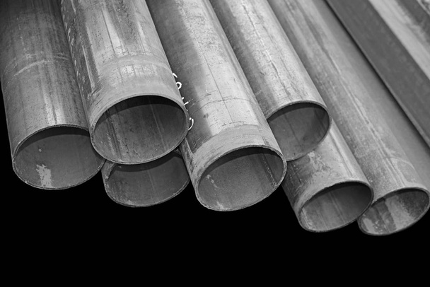 Трубы стальные в промышленном ландшафте
 - Фото, изображение