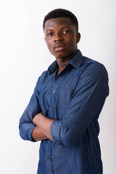 Estudio de un joven africano negro con los brazos cruzados contra
 - Foto, Imagen