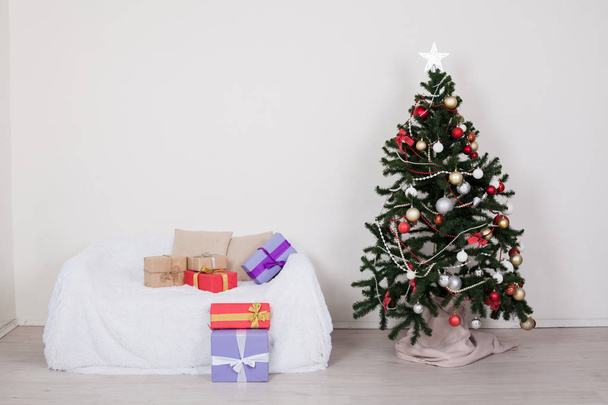 Árbol de Navidad en la habitación con decoraciones de Navidad y juguetes de regalo
 - Foto, imagen