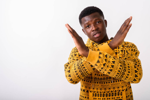 Strzał studio młody Murzyn Afryki pokazuje gest ręki stop - Zdjęcie, obraz