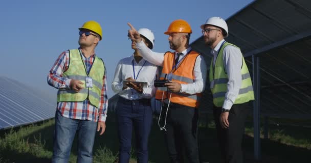 Des ingénieurs de ferme solaire lancent un drone
 - Séquence, vidéo