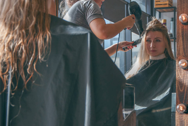Piękny Europejska blond dziewczyna robi fryzurę w salonie piękności - Zdjęcie, obraz