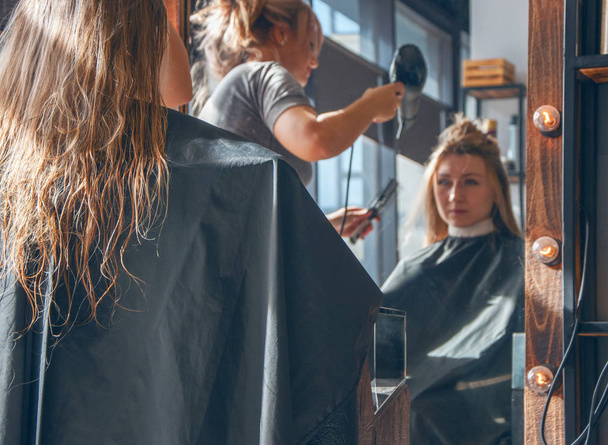 Güzel bir Avrupa Sarışın kız bir güzellik salonda bir saç modeli yapmak - Fotoğraf, Görsel