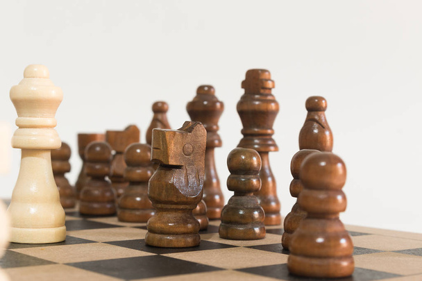 ajedrez fotografiado en un tablero de ajedrez - Foto, Imagen
