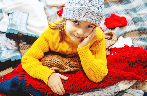 ребенок одет в зимнюю одежду. избирательный фокус. зима
. - Фото, изображение