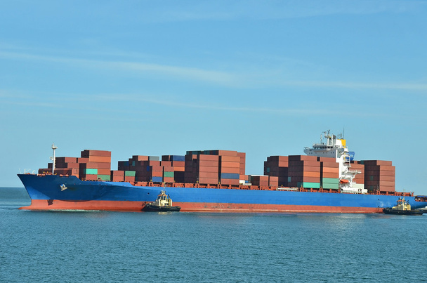 Pila di container sulla nave merci
 - Foto, immagini