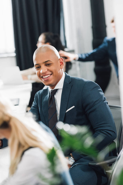 szczęśliwy młody biznesmen african american, śmiejąc się w miejscu pracy - Zdjęcie, obraz