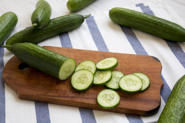 Rauwe biologische groene komkommers, zijaanzicht. Closeup. - Foto, afbeelding