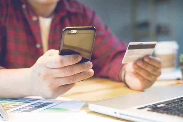 бизнесмен, использующий кредитную карту, проверяет баланс счета в приложении мобильного банкинга - Фото, изображение