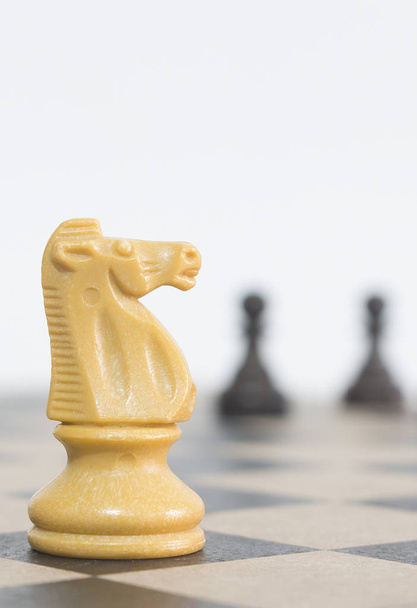 schaken gefotografeerd op een schaakbord - Foto, afbeelding