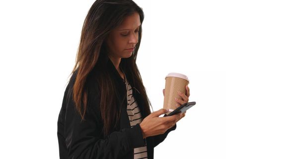 Hipster chica en chaqueta de bombardero con mensajes de texto de café sobre fondo blanco
 - Foto, imagen