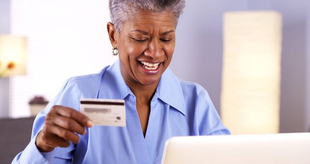 Happy Mature femme africaine acheter des choses en ligne
 - Photo, image