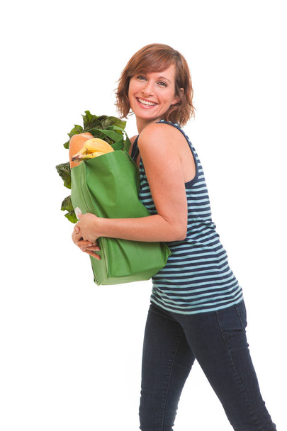 Νεαρή γυναίκα με Πράσινη τσάντα από υγιεινά τρόφιμα και λαχανικά  - Φωτογραφία, εικόνα