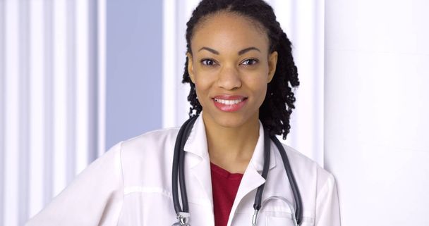 Afryki lekarka uśmiecha się do kamery - Zdjęcie, obraz