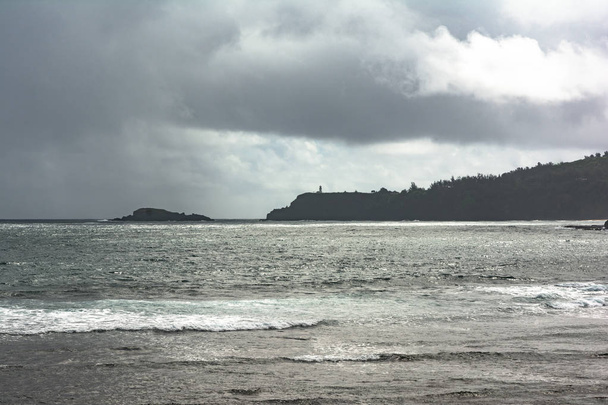 Weergave van Kilauea punt en Mokuaeae eiland van Kalihiwai bay, Kauai, Hawaï - Foto, afbeelding