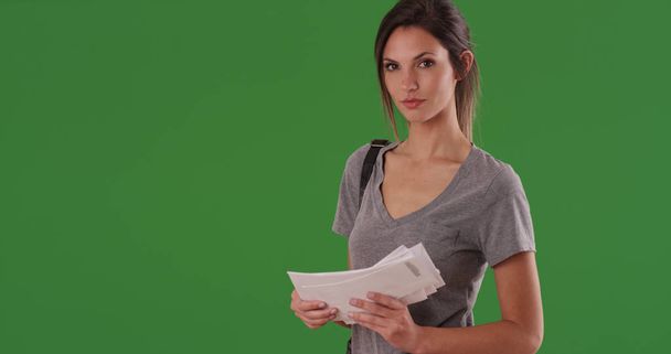 Muotokuva valkoihoinen nainen tilalla pino postia kirjekuoret vihreällä näytöllä
 - Valokuva, kuva