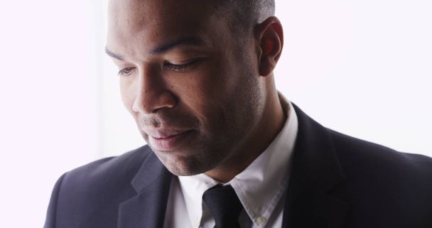 Ελκυστικό μαύρο άνθρωπος εξετάζοντας φωτογραφική μηχανή φοράει κοστούμι - Φωτογραφία, εικόνα
