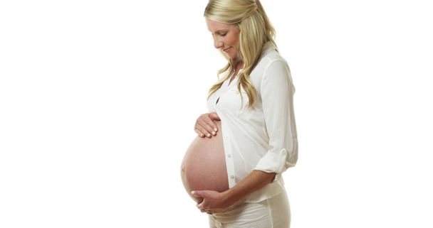 Szép terhes nő, mosolygó, fehér - Fotó, kép