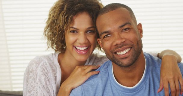 Feliz pareja afroamericana sonriendo
 - Foto, Imagen