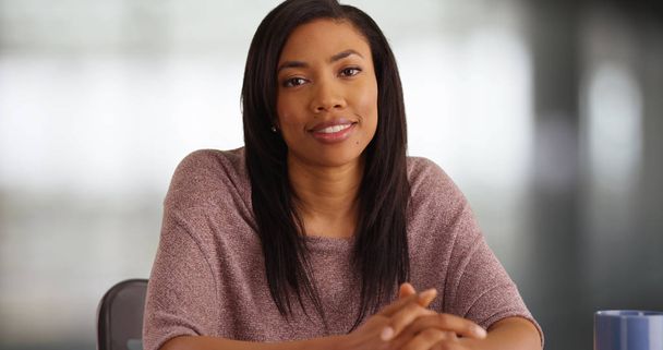 Όμορφη μαύρη γυναίκα με ήπια έκφραση βλέπουν αδιάφορα κάμερα - Φωτογραφία, εικόνα