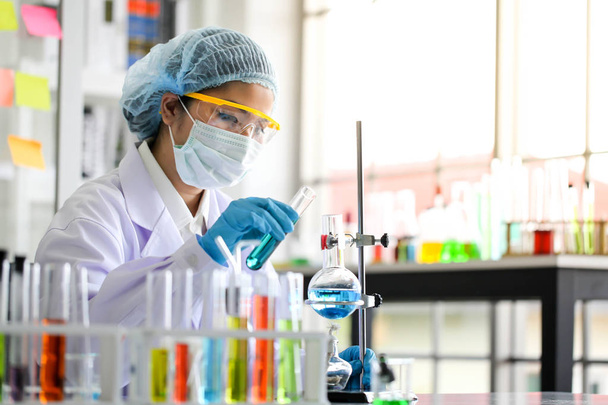 Zestaw chemiczny tube rozwoju i apteki w laboratorium, biochemii i koncepcja technologiczna badań. - Zdjęcie, obraz