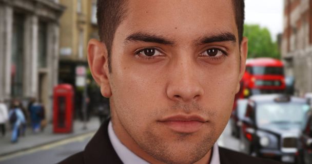 Primer plano del guapo y serio empresario latino en la calle London
 - Foto, Imagen