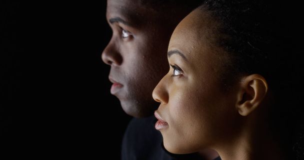 Perfil dramático de hombre y mujer negros mirando hacia arriba
 - Foto, imagen