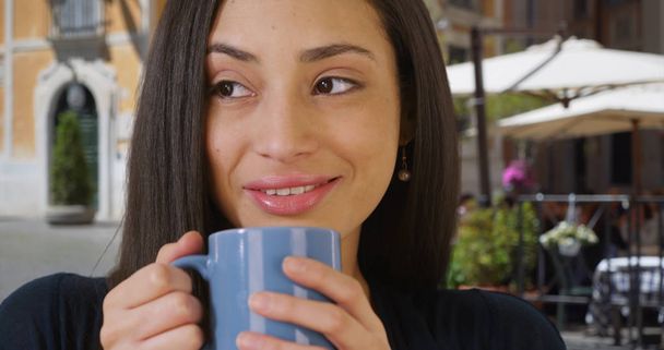 Etrafa ve açık havada kahve içme şirin dalgın Latina kadın - Fotoğraf, Görsel