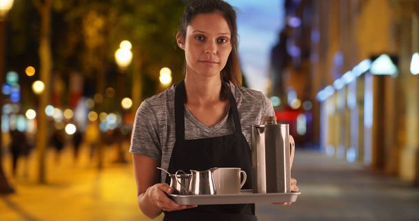 Mooie serveerster op de Champs-Elysees vervoeren dienblad met koffie dranken - Foto, afbeelding