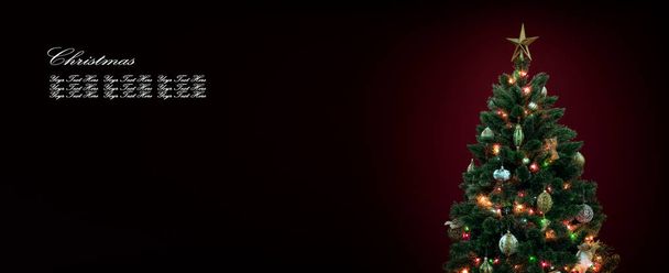 vista de bonito árbol de Navidad decorado en la parte posterior de color rojo profundo
 - Foto, Imagen
