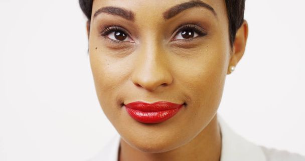 Vista frontal de la bonita mujer negra con lápiz labial rojo sonriendo
 - Foto, imagen