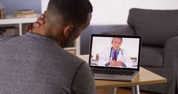 Siyah hasta doktor online sağlık sorunları tartışıyor - Fotoğraf, Görsel