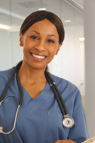 Gros plan d'un médecin noir souriant portant des blouses à l'intérieur du bureau de santé
 - Photo, image