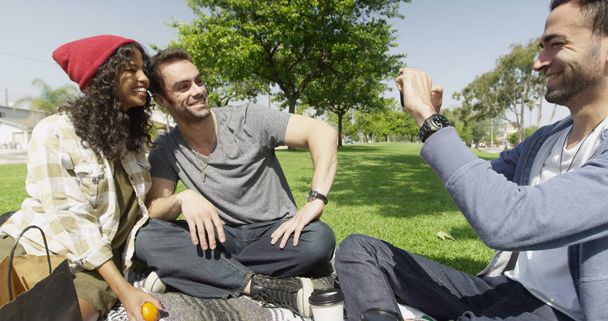 Grupo multirracial de jóvenes amigos hipster tomando fotos en el parque
 - Foto, imagen