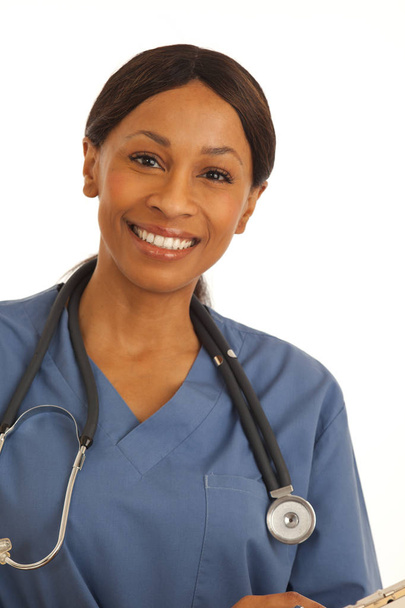 Gros plan d'un médecin noir souriant portant des blouses sur fond blanc
 - Photo, image