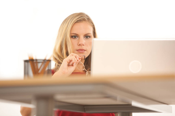 Femme d'affaires regardant ordinateur portable isolé sur fond blanc
  - Photo, image