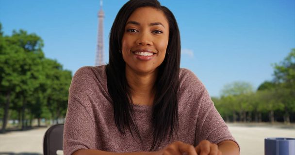 Point de vue de femme noire à Paris interviewer pour le travail via Skype
 - Photo, image