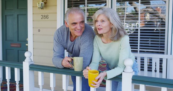 Starší pár na verandě s úsměvem - Fotografie, Obrázek