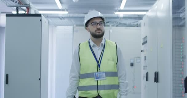Ηλεκτρικός εργάτης το περπάτημα κάτω από το διάδρομο - Πλάνα, βίντεο