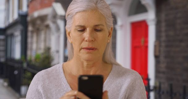 Kayıp Olgun kadın app cep telefonunuzun konum anlamaya kullanır - Fotoğraf, Görsel