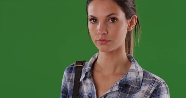 Muotokuva kaunis nuori valkoihoinen nainen sininen ruudullinen paita vihreällä näytöllä
 - Valokuva, kuva