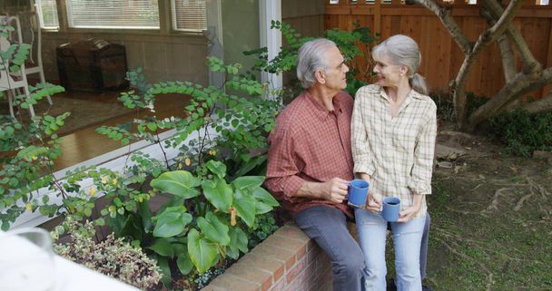 Senior couple sitting in yard - Foto, Imagem