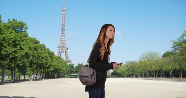 Jolie femme caucasienne à Paris en utilisant la carte sur smartphone
 - Photo, image